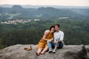 Aller Hindernisse zum Trotz sind Emilia (Liza Tzschirner) und Jonas (Philipp Danne) sich sicher: sie gehören zusammen.