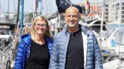 Die "Grand Lady" in Bremerhaven. Die Passagiere Sandra und Michael Fuhr schlendern durch Sail City und bestaunen die Segelboote und die Schleuse, bei der ein Schiff raus fährt.