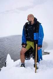 Protagonist Josef Köberl vor dem Eisbaden während Servus TVs "TM Wissen" am Augstsee in Altausee, Steiermark, Österreich.