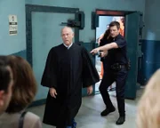 Der Richter Stevens (Jim Ortlieb, l.) wollte John Nolan (Nathan Fillion, r.) und weitere Besucher des Gerichts aus Platzgr¸nden nicht in den Bunker lassen und hatte sie sogar mit einer Waffe bedroht, die ihm John abgenommen hat.
