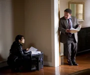 (v.l.n.r.) Sameen Shaw (Sarah Shahi); Lionel Fusco (Kevin Chapman)