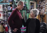 Coach Dale Ballard (Craig T. Nelson, l.); Meemaw (Annie Potts, r.)