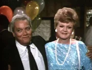 Jessica (Angela Lansbury) feiert mit Cauldwell (Kenneth McMillan) seinen Abschied als Trainer der High School Mannschaft.