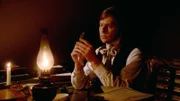 Charles Darwin (Sven Hussock) untersucht die aus Galapagos mitgebrachten Finken.