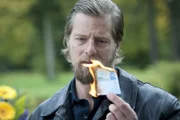 Im Rahmen der Euro-Bargeldumstellung 2002 mussten innerhalb eines kurzen Zeitraums sehr große Bargeldmengen von Polizeikräften transportiert werden. Haben sich dabei Micks (Henning Baum) Ex-Kollegen bereichert?