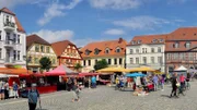 Der Marktplatz in Waren an der Müritz - vor allem im Sommer ein sehr beliebtes Urlauberziel.