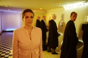 Als Sandra (Rebecca Immanuel, l.) die Männertoilette erhobenen Hauptes verlässt, staunen Vanderheiden (Luc Feit, r.) und seine Kollegen nicht schlecht ...