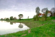 Die Elbe ist einer der großen deutschen Ströme. Auf ihrem Weg zur Nordsee, fließt sie 727 Kilometer mitten durch Deutschland. Ein Jahr nach dem Jahrhunderthochwasser 2013 erzählt der Film von dem Fluss und den Menschen an seinem Ufer. - Die Elbe bei Mühlberg