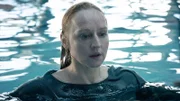 Lucia (Brigitte Hobmeier) im Schwimmbad.