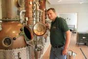 Geschäftsführer Bernhard Hellerschmid in der Destillerie "Hellerschmid".
