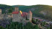 Majestätisch auf einem Felsen über der kleinsten Stadt Österreichs, der Stadt Hardegg, thront die Burg Hardegg.