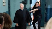 Der Richter Stevens (Jim Ortlieb, l.) wollte John Nolan (Nathan Fillion, r.) und weitere Besucher des Gerichts aus Platzgründen nicht in den Bunker lassen und hatte sie sogar mit einer Waffe bedroht, die ihm John abgenommen hat.