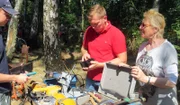 Trödelexperte Otto Schulte mit Oma Elisabeth auf dem Flohmarkt