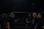 Chuck kommt zu Farmtruck, um ihm vor ihrem Rennen das Leben schwer zu machen.