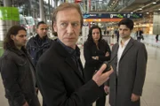 Andreas (Maximilian Grill, r.) gerät im LKA unter starken Druck, weil er verdächtigt wird, mit dem mordverdächtigen Mick unter einer Decke zu stecken. Für Lutz (Adam Bousdoukos, l.) und Bremme (Oliver Stritzel, M.) die Chance, ihn auf Abstellgleis zu schieben. Nur Anja (Yangzom Brauen, 2.v.r.) scheint auf seiner Seite zu stehen ...