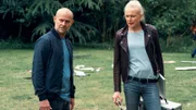 Es kommt nicht oft vor das Robert (Jürgen Vogel, l.) vor Dr. Schäfer (Anne Müller, r.) am Tatort ist. Ob er sich einen Seitenkommentar verkneifen kann?
