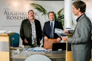 Die Rosenheim-Cops Kommissare Korbinian Hofer (Joseph Hannesschläger, l.), und Sven Hansen (Igor Jeftic, r.) befragen den Portier Wilhelm Pothoff (Michael Zittel, m.) nach seinem Alibi.
