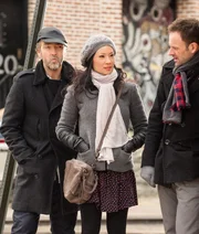 Sherlock Holmes (Jonny Lee Miller, r.) versucht herauszufinden, wer die Tochter seines ehemaligen Drogenhändlers Rhys (John Hannah, l.) entführt hat, während sich Joan Watson (Lucy Liu, M.) über seine Abstinenz sorgt ...