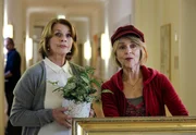 Es kostet Almuth (Senta Berger) einige Überwindung, sich an die Schrullen von Rita (Cornelia Froboess, re.) zu gewöhnen.