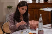 Als Theo Lale (Yeliz Simsek) nicht erscheint, nimmt sie zu viele Tabletten und bricht zusammen.
