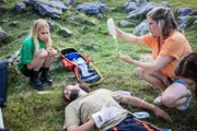 L - R: Leo König (Katharina Hirschberg); Dr. Sarah König (Caroline Frier)