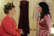 Sookie (Melissa McCarthy, l.) will sich endlich mit Jackson treffen, doch als dieser seinen Cousin mitbringen will, soll auch Lorelei (Lauren Graham, r.) mitkommen. Und nicht nur sie verleben ein kompliziertes Vierer-Date, sondern auch Rory organisiert ein besonderes Treffen ...
