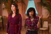 Deirdre Hackmeyer (Amy Pietz, l.); Kareema (Sarayu Blue, r.)