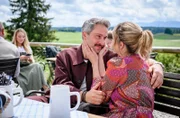 Miro (Pablo Sprungala, l., mit Laura Osswald, r.) glaubt, dass er Lale gerade nicht helfen kann.