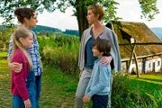 Die Feriengäste Cassandra Welzbach (Fanny Stavjanik) und Justin Welzbach (Anton Weitz) werden von Josefine Grieshaber (Sanne Schnapp) und Paulina Kulka (Tabea Hug) herzlich willkommen geheißen.