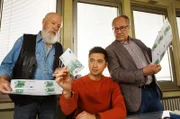 Die Rentnercops Reinhard Bielefelder (Bill Mockridge, l.) und Klaus Schmitz (Hartmut Volle, r.) versuchen sich als Geldfälscher. Hui Ko (Aaron Le, M.) begutachtet das Ergebnis.