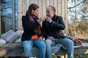Oskar Schütz (Marek Erhardt, r.) und seine Freundin Bente Jansen (Judith Döker, l.) stoßen auf das Landleben an.