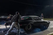 Dominator und Monza bereiten ihre Autos vor, indem sie vor dem Rennen Burnouts machen.