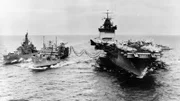 Das Versorgungsschiff "USS Tappahannock" betankt den nuklear betriebenen Flugzeugträger "USS Enterprise" mit Treibstoff für die Trägerflugzeuge.