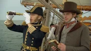 Charles Darwin (Sven Hussock) mit Kapitän Fitz-Roy (Alexander Landsberger) an Deck der "Beagle".