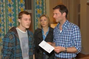 Iris (Kristin Meyer) und Alexander (Clemens Löhr) machen sich große Sorgen um Lenny (Alexander Becht), der völlig am Boden zerstört ist.