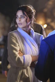 Hodges Verlobte Elisabetta (Catrinel Menghia Marlon) hat das Opfer im Whirlpool entdeckt und ist noch v&ouml;llig schockiert.