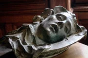 Sisis eigenwilliger Einrichtungsgeschmack kombiniert mit dem Stil der Zeit; Der Kopf Johannes des Täufers als Skulptur.