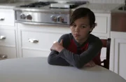 Der junge Eric Witte (Donny Ness) sitzt in der Küche.