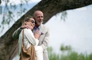 Die OP-Schwester Christine Keppler (Marisa Leonie Bach, l.) hat ein Verhältnis mit dem ehemaligen Schönheitschirurgen Matthias Bruhns (Ralf Beckord, r.).; ARD WAPO BODENSEE FOLGE 85, "Unsichtbarer Feind", am Dienstag (15.10.24) um 18:50 Uhr im ERSTEN. Die OP-Schwester Christine Keppler (Marisa Leonie Bach, l.) hat ein Verhältnis mit dem ehemaligen Schönheitschirurgen Matthias Bruhns (Ralf Beckord, r.). © ARD/Laurent Trümper, honorarfrei - Verwendung gemäß der AGB im engen inhaltlichen, redaktionellen Zusammenhang mit genannter ARD-Sendung bei Nennung "Bild: ARD/Laurent Trümper" (S2). ARD-Programmdirektion/Bildredaktion, pressefoto.daserste@ard.de