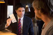 Erst als Mick (Henning Baum, r.) ein alter Hunderter in die Hand fällt, wird ihm und Andreas (Maximilian Grill, l.) klar, dass sich einige Polizisten vermutlich beim Geldtransport anlässlich der Euro-Umstellung massiv bereichert haben.
