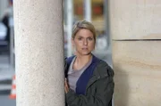 Anna (Jeanette Biedermann) versucht einen günstigen Moment abzupassen, um Lord Lanford von dem neuen Konzept zu überzeugen und hofft, dass "Broda & Broda" noch zu retten ist.