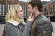 Bea (Caroline Maria Frier) nimmt Bens (Jörg Rohde) Flashmob-Heiratsantrag an und schwebt im siebten Himmel...