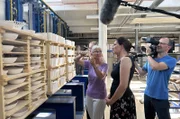 Dagmar Höpfner (li) und Anika Rockmann (2.v.r.) besuchen die berühmte Porzellanmanufaktur KPM in Berlin. Dort wurde vor 170 Jahren die Kerssenbrocksche Tellersammlung hergestellt.