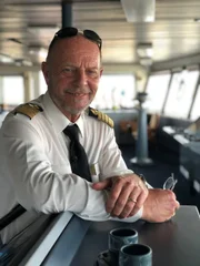 Die "Grand Lady" in Bremerhaven. Kapitän Morten Hansen auf der Brücke.