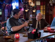 George (Lance Barber, l.); Dr. Sturgis (Wallace Shawn, r.)