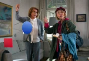 Almuth (Senta Berger) ist nicht davon begeistert, dass Rita (Cornelia Froboess, re.) in ihr Leben platzt.