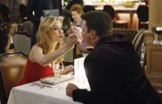 Noch ahnt Castle (Nathan Fillion, r.) nicht, dass das romantische Dinner mit der attraktiven Madison Queller (Julie Gonzalo, l.) bald unterbrochen wird ...