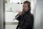 Als Mick (Henning Baum) Vera Koller zur Rede stellt, erfährt er, wer wirklich hinter der Erpressung und den Morden steckt: Klaus Koller! Micks Fassungslosigkeit weicht schnell der Erkenntnis, dass dieser nun auch ihn umbringen wird ...