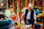 Martin lässt es krachen – und macht nicht nur Franzi damit glücklich, sondern auch sich selbst. Von links: Franzi Kirchleitner (Mia Löffler) und Martin Kirchleitner (Hermann Giefer).