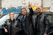 Familiendrama: Dirk Matthies (Jan Fedder, M.) zeigt Nina Sieveking (Wanda Perdelwitz, l.) und Lukas Petersen (Patrick Abozen, r.), wo sie die todkranke Gudrun Haller finden.